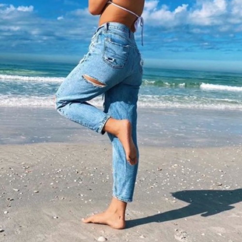 AE Ripped Relaxed Mom Jean - Picture 14 of 15